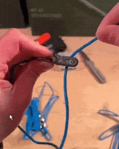 Original animated demonstration showing a blue rope being adjusted through the tensioner.